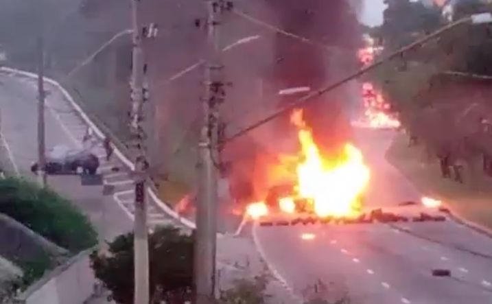 Protesto com incêndio em veículos causa tumulto na Avenida Fundo do Vale em  São José; VÍDEO, Vale do Paraíba e Região