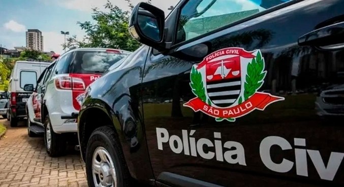 viatura da policia civil, que investiga caso de rapaz que afirmou que terminaria o trabalho se ex nao tivesse fugido