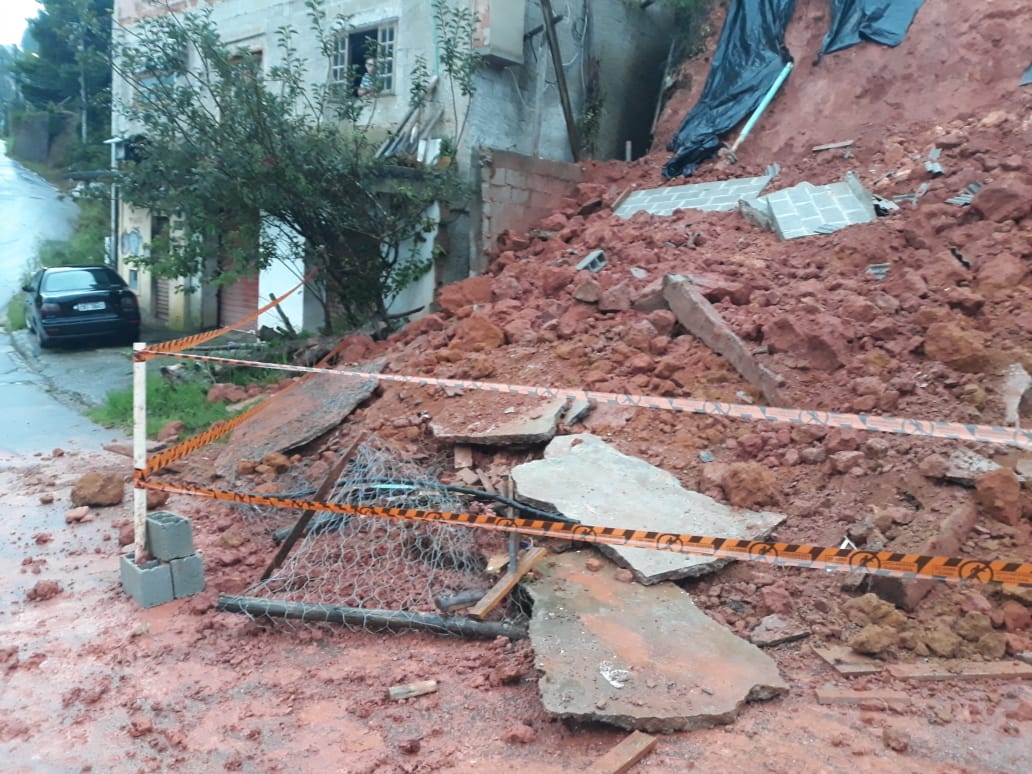 Chuva Forte Causa Deslizamento De Terra Queda De árvores E Enchentes Em Campos Do Jordão 