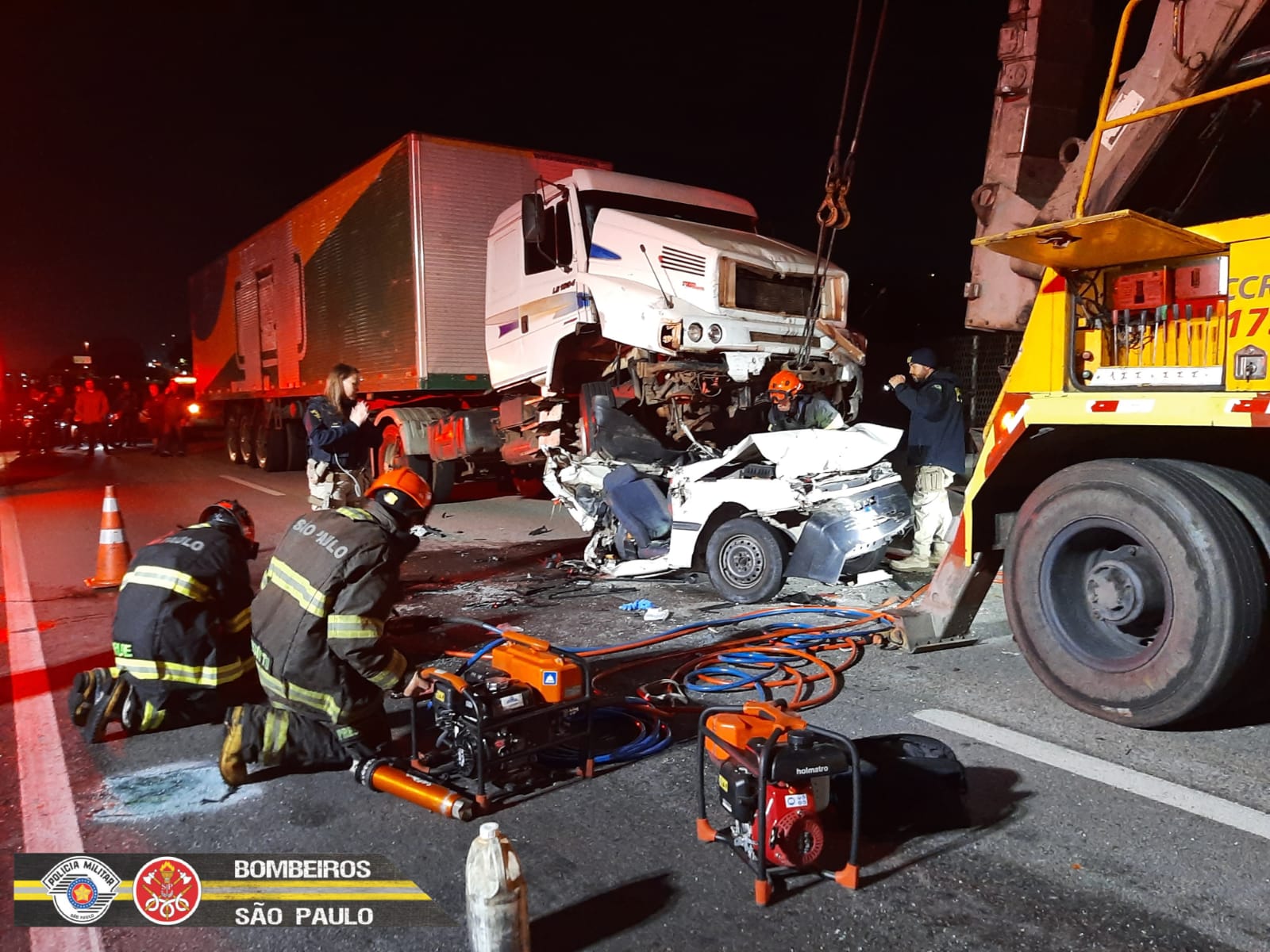 Engavetamento entre carreta-cegonha, caminhões e moto deixa uma