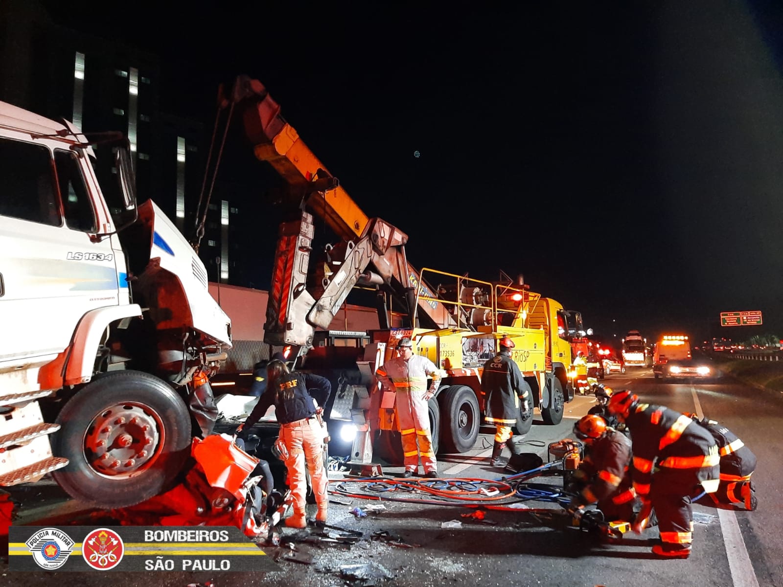 Engavetamento entre carreta-cegonha, caminhões e moto deixa uma