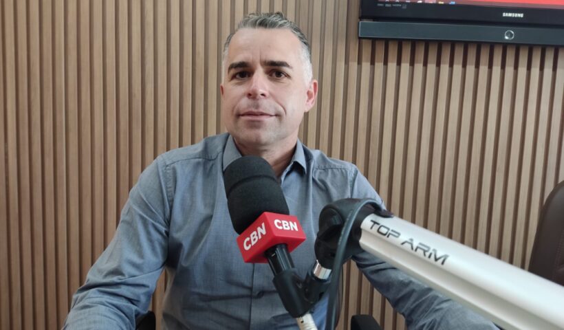 Luís Flávio (PT) sendo entrevistado nos estúdios da CBN Vale