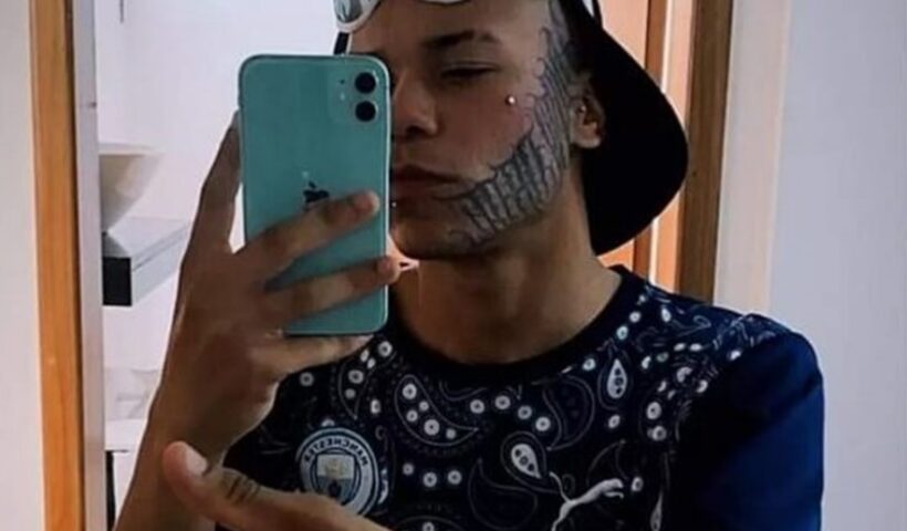 Jovem que teve rosto tatuado pelo ex recebe ajuda para retirar tatuagem, Vale do Paraíba e Região