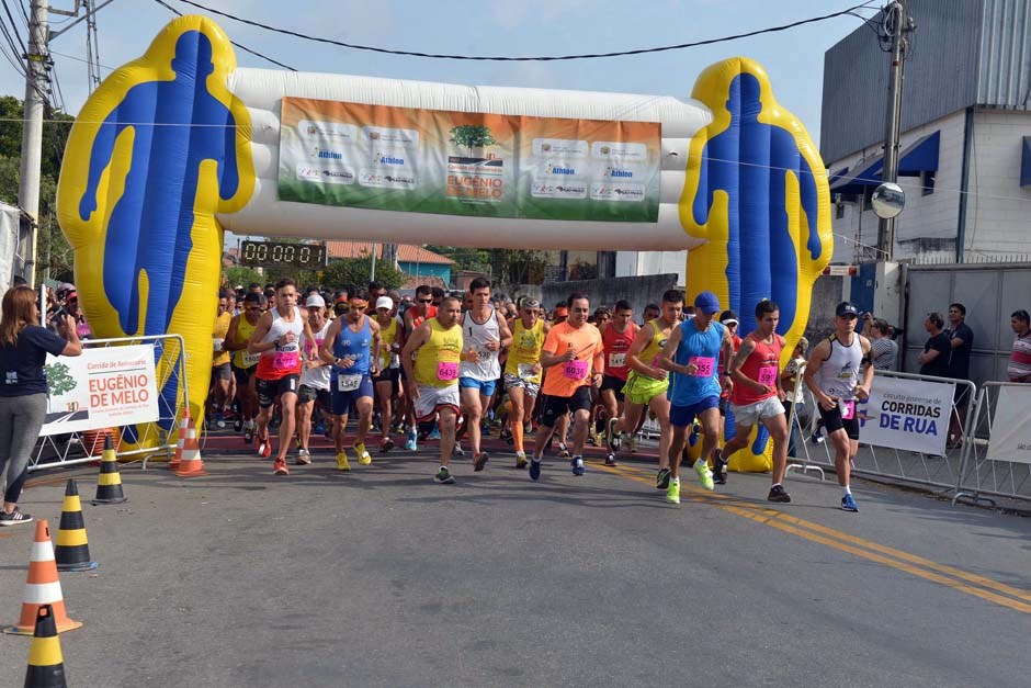 Corredores em uma das edições de corrida de rua em São José. entrega de kits para a corrida de domingo, acontece neste sábado, 20 de agosto