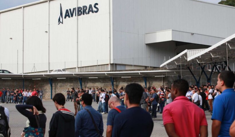 Trabalhadores ao lado de fora da Avibras. Eles tiveram o lay-off prorrogado