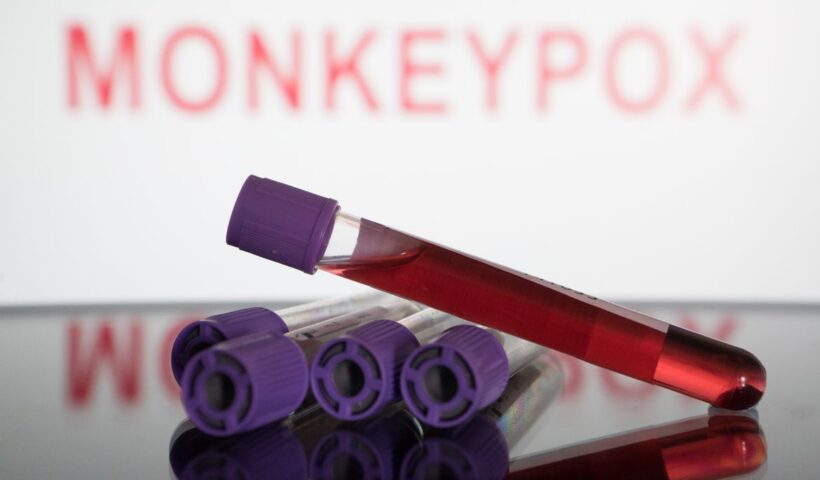 Frasco de vacina contra monkeypox. São Paulo confirmou primeira morte pela doença saude global
