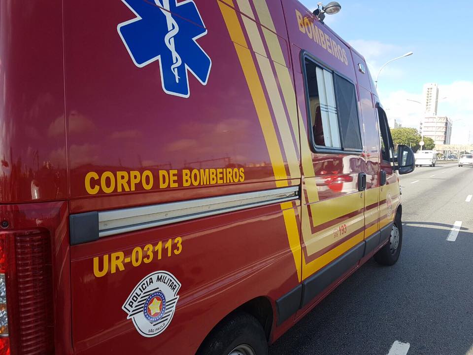 ambulância bombeiros, Capotamento na estrada velha de Lorena deixa duas pessoas feridas