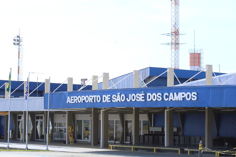 fachada azul do aeroporto de sao jose dos campos, que receberá primeiroo voo de carga