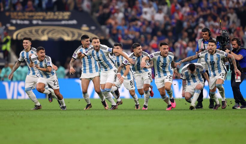 jogadores argentinos com uniforme azul e branco comemoram que argentina é tricampea da copa do mundo do catar