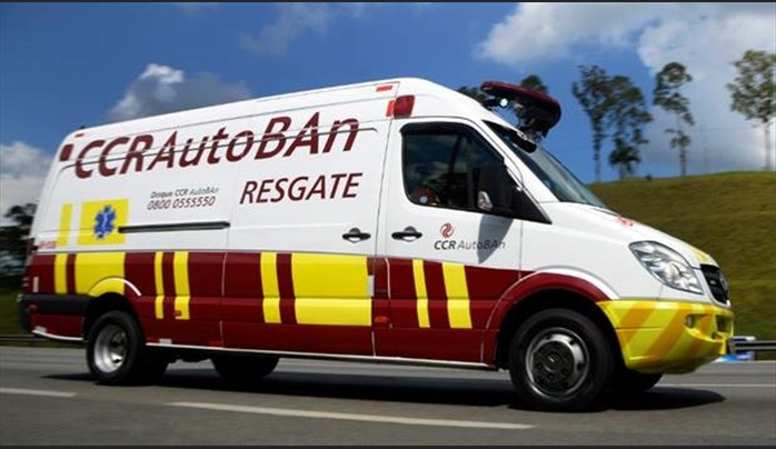 ambulancia da ccr riosp branca vermelha e amarela socorre em engavetamento com sete feridos e sete carros de passeio na via dutra em pinda