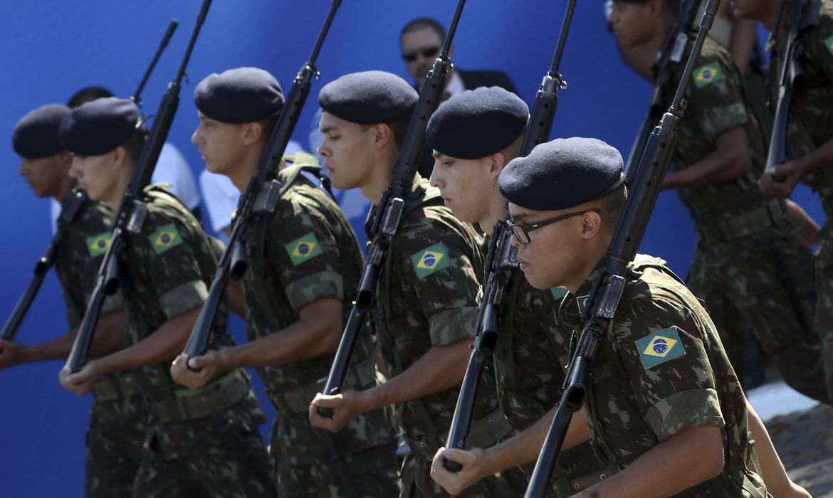 Jovens que completam 18 anos fazem alistamento militar; veja como funciona  - Hoje São Paulo