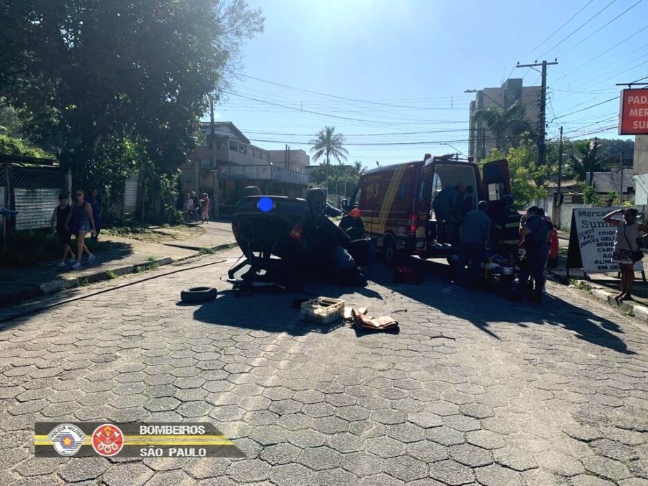 Colisão entre dois veículos causa capotamento em Caraguatatuba