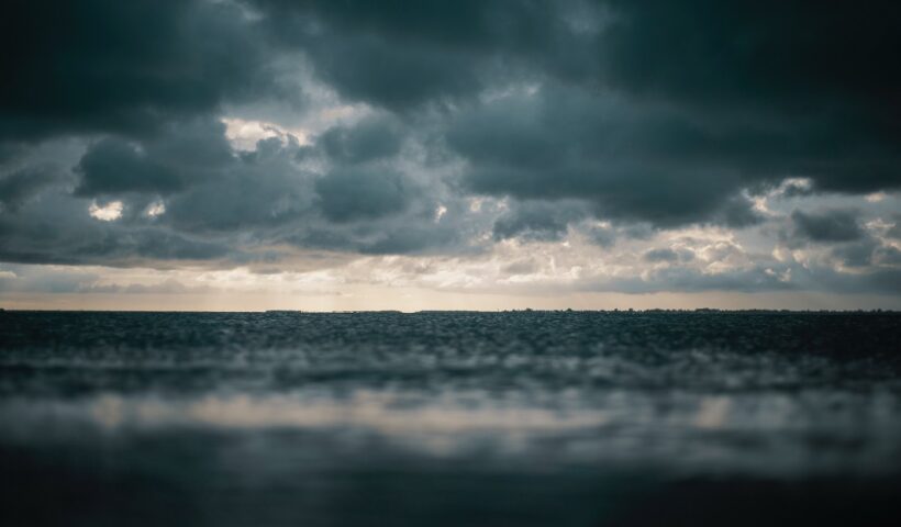 Nuvens pesadas no horizonte de uma praia. ciclone extratropical deve atingir São Sebastião nesta semana