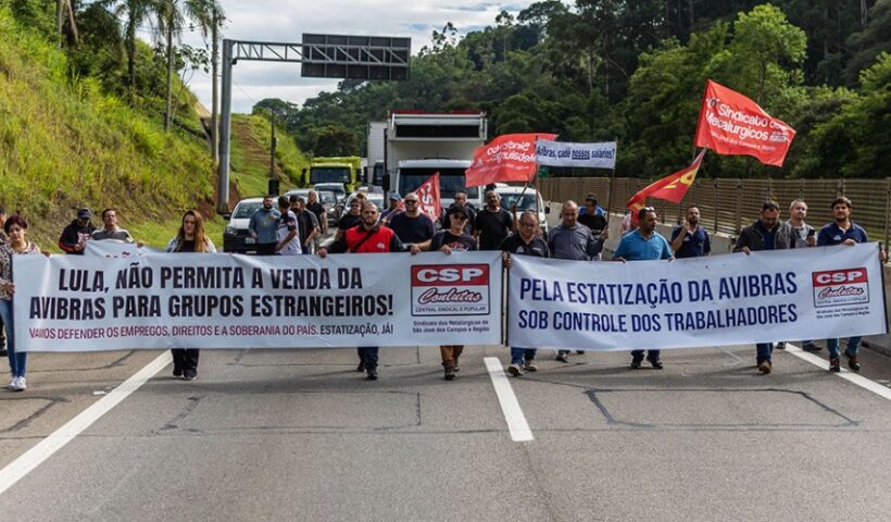 Sindicato dos Metalúrgicos realizam manifestação na rodovia dos Tamoios contra atraso nos salários e pela estatização da Avibrás