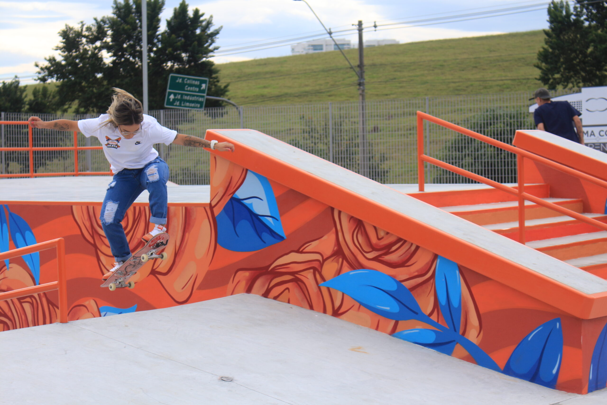 Pai monta pista de skate feita de tubos de creme dental para filho treinar  em casa no interior de SP, Vale do Paraíba e Região