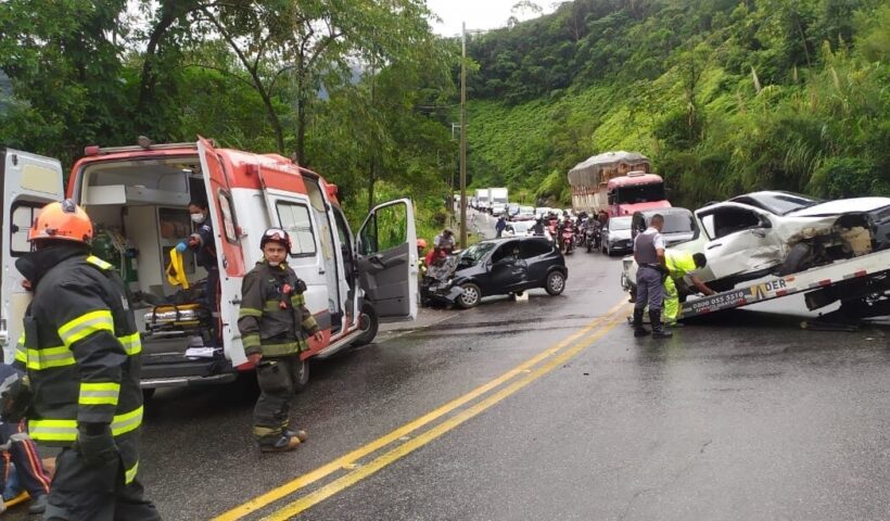 VÍDEO: Colisão entre dois veículos na rodovia Rio-Santos em Caraguatatuba mobiliza Samu e Corpo de Bombeiros