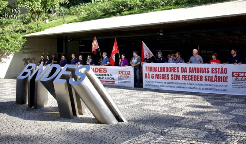 Trabalhadores da Avibras fazem protesto em frente à sede do BNDES
