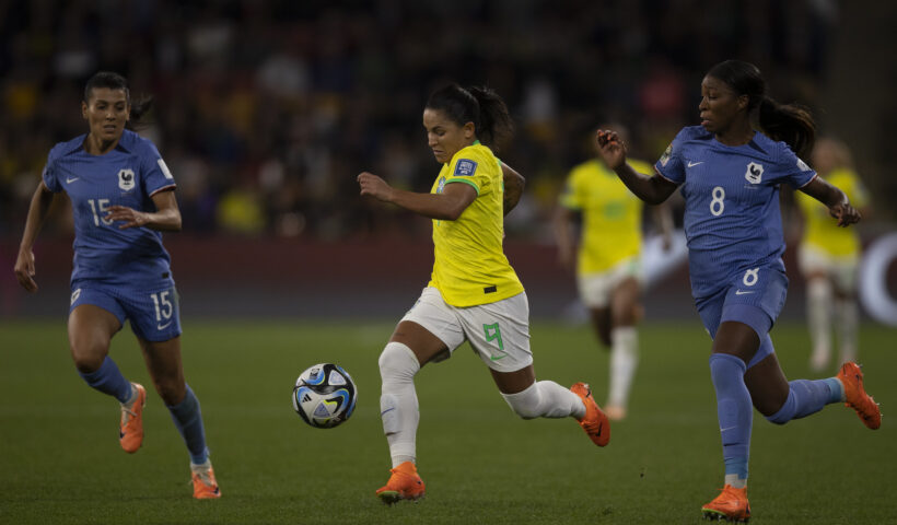 Jogo entre Brasil e França pela Copa do Mundo Feminina