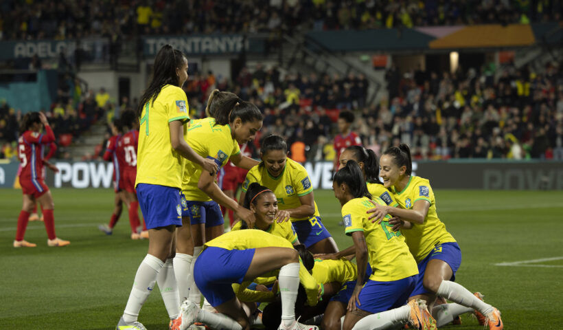 Jogadoras do Brasil comemoram gol marcado sobre o Panamá pela Copa do Mundo Feminina