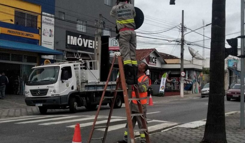 Técnico da prefeitura de Taubaté em manutenção de semáforo. Apagão atinge vidades do vale nesta terça-feira (15)