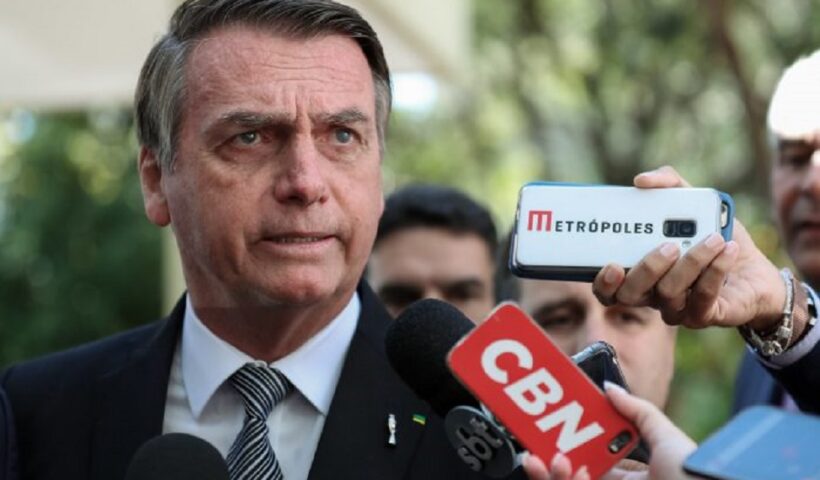 Jair Bolsonaro, então presidente, em entrevista com jornalistas. Polícia Federal investiga Bolsonaro de ter dado ordem ‘Repasse ao máximo, a empresário que compartilhou fake news contra instituições