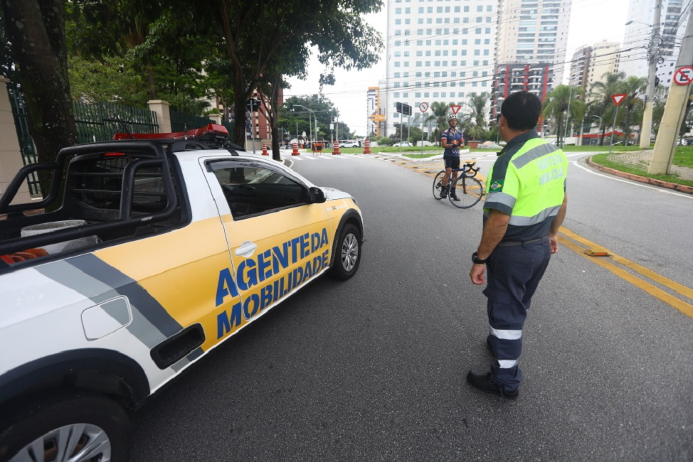 Agente de mobilidade urbana de SJC. Via Oeste será interditada neste domingo para corrida de rua, em São José dos Campos
