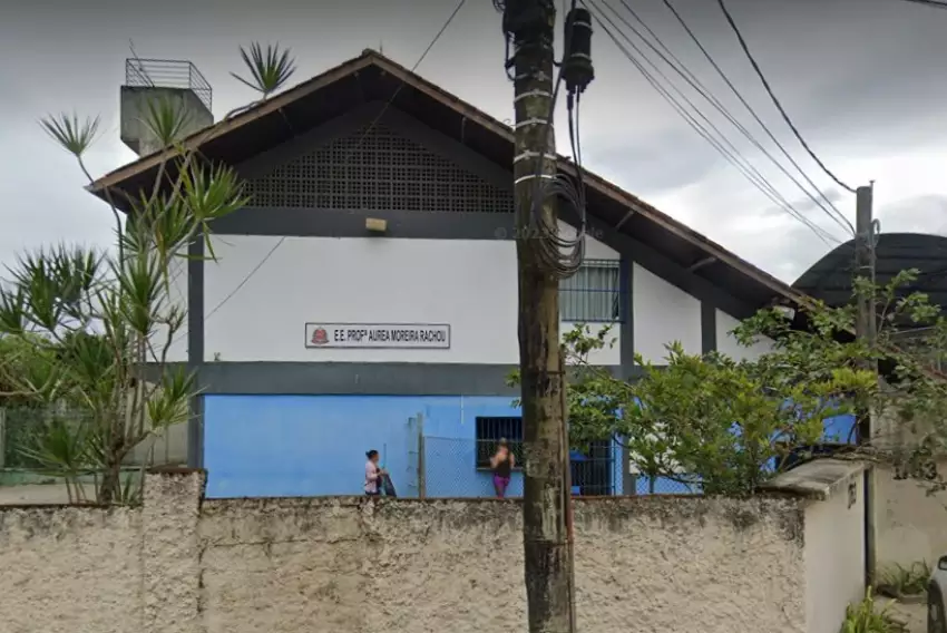A escola estadual está localizada na Rua Padre João Bayle