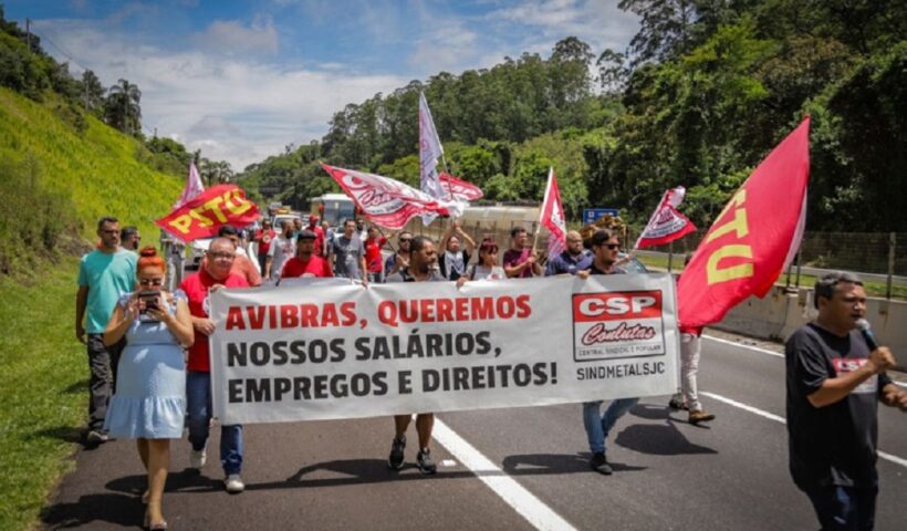 Trabalhadores da Avibras fecham a Tamoios e exigem pagamento de salário