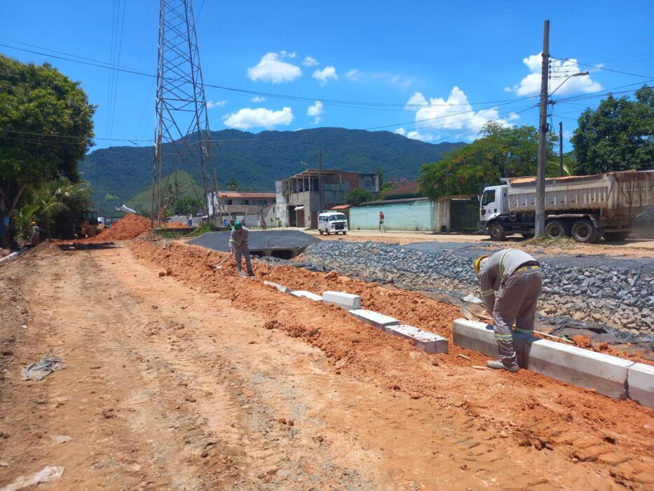 Obras de drenagem são executadas em Caraguatatuba