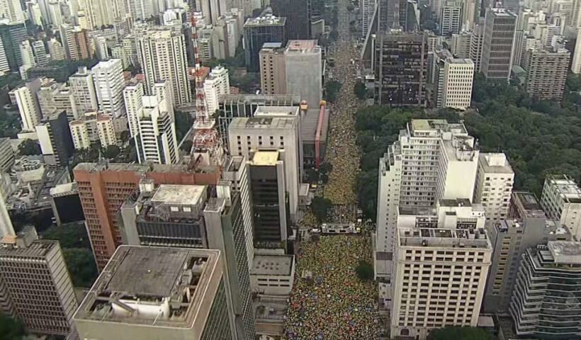 Ato pró-Bolsonaro reuniu milhares de manifestantes na Avenida Paulista neste domingo (25)