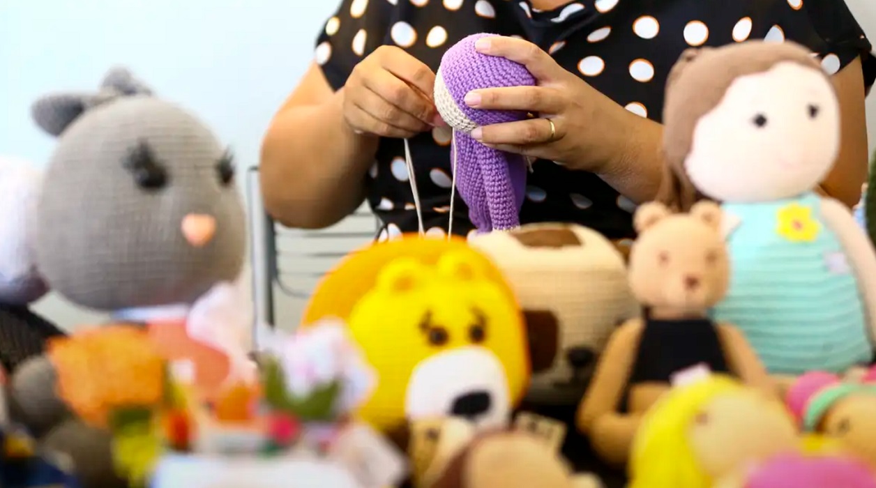 Artesã produzindo brinquedos de pano. Receita alerta microempreendedor (MEI) sobre erro na declaração anual
