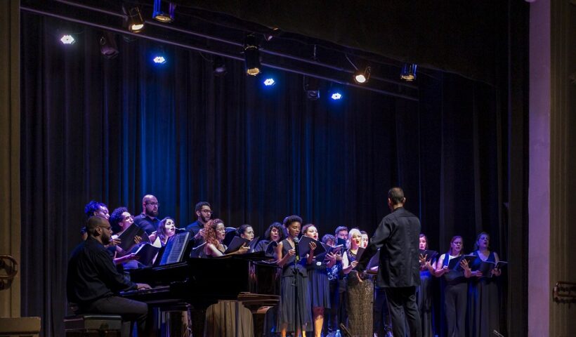 atistas cantando em palco com piano fccr sjc. Fundação Cultural abre edital para contratação de artistas e arte-educadores em São José dos Campos, SP