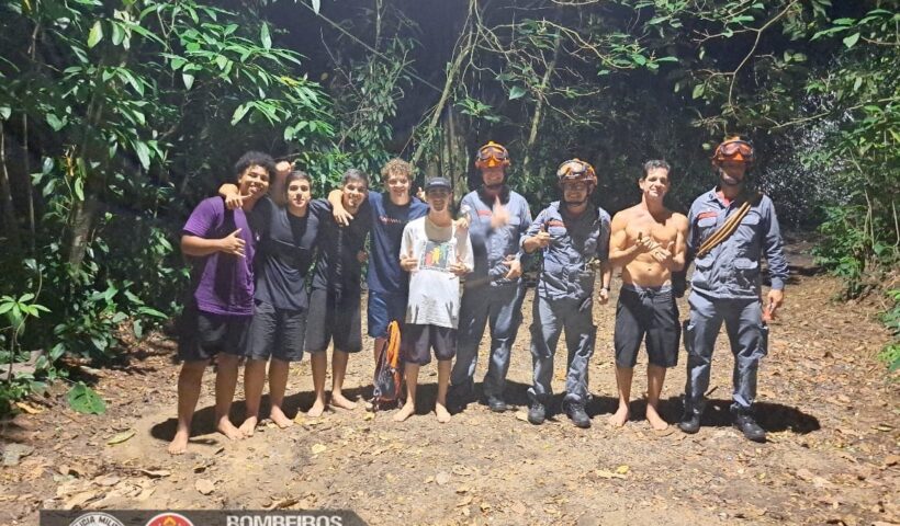 Bombeiros resgatam homens que se perderam em trilha da Cachoeira do Mancha, em Caraguatatuba