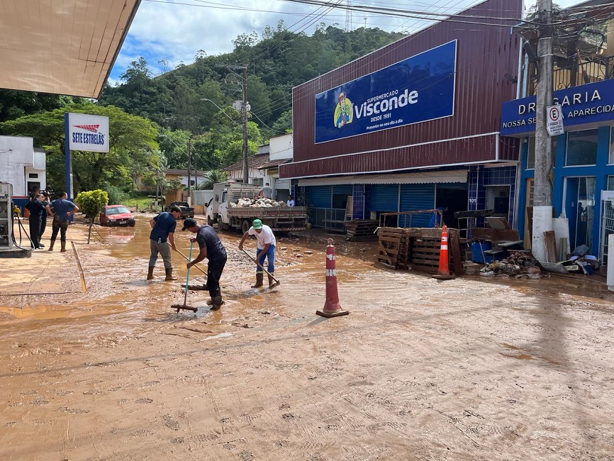 moradores e defesa civil fazem limpeza de ruas em monteiro lobato. VÍDEO: Moradores de Monteiro Lobato retornam para suas casas; Rio Buquira provocou enchente