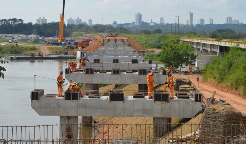 Obra da Via Jaguari, em São José dos Campos, avança para lançamento das vigas da nova ponte
