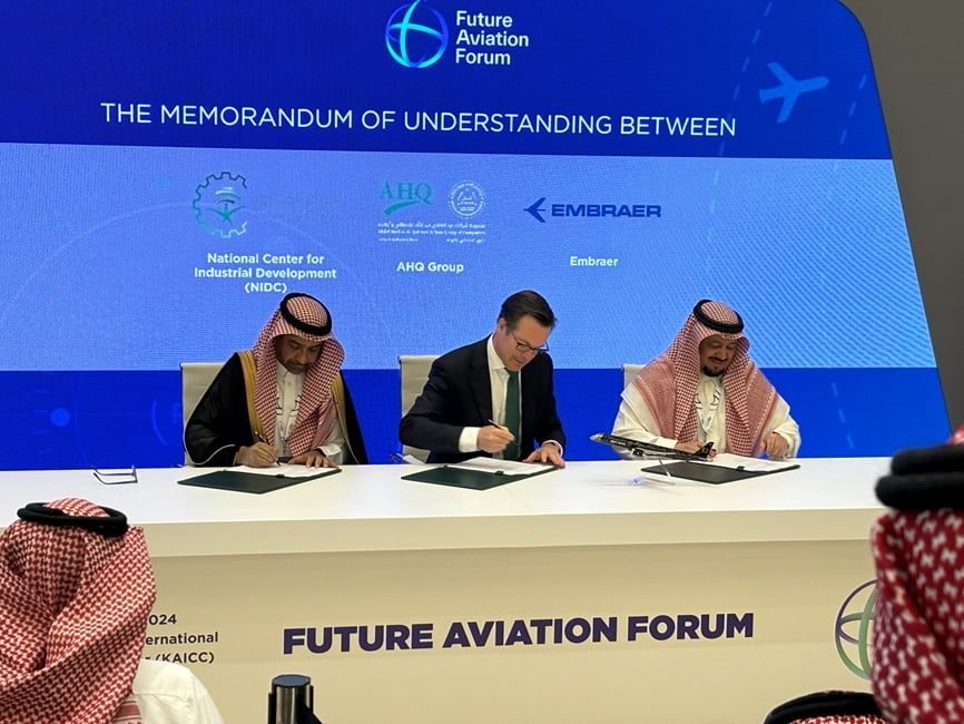 Membros da NIDC, AHQ Group e Embraer cooperarão no desenvolvimento do ecossistema aeroespacial no Reino da Arábia Saudita.