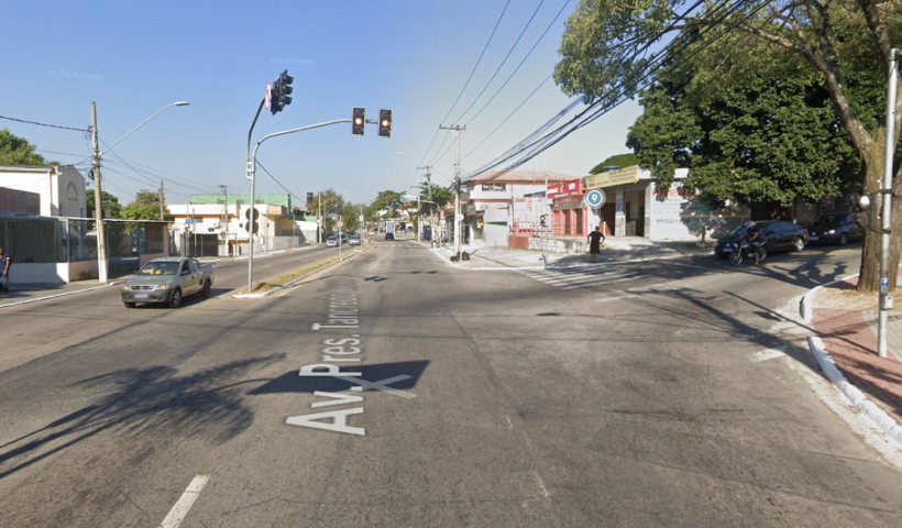 Acidente entre carro e moto deixa mulher ferida em avenida movimentada de SJC